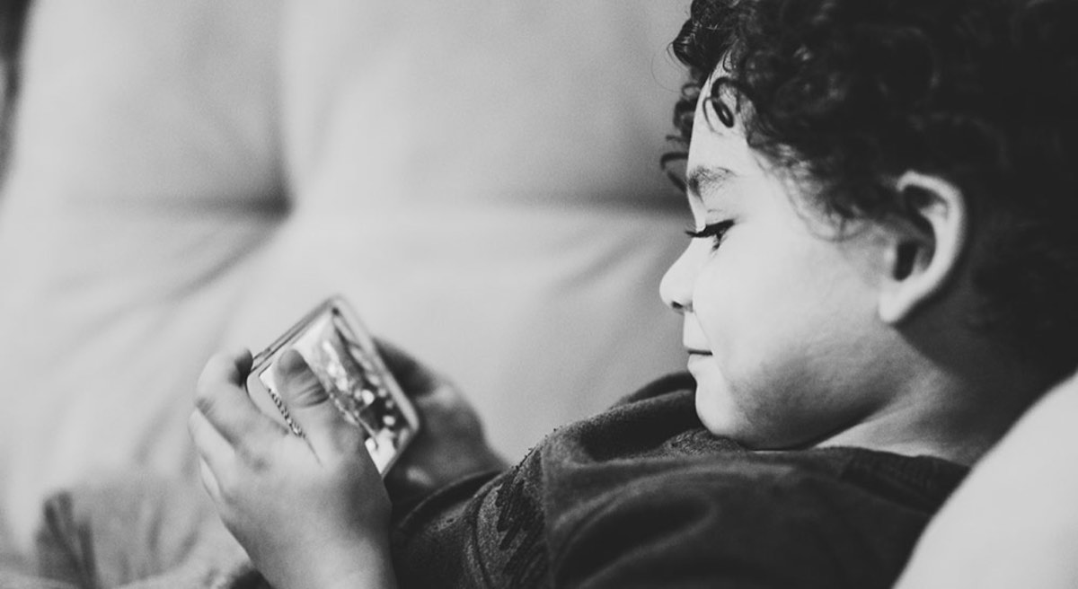 Kids with smartphone