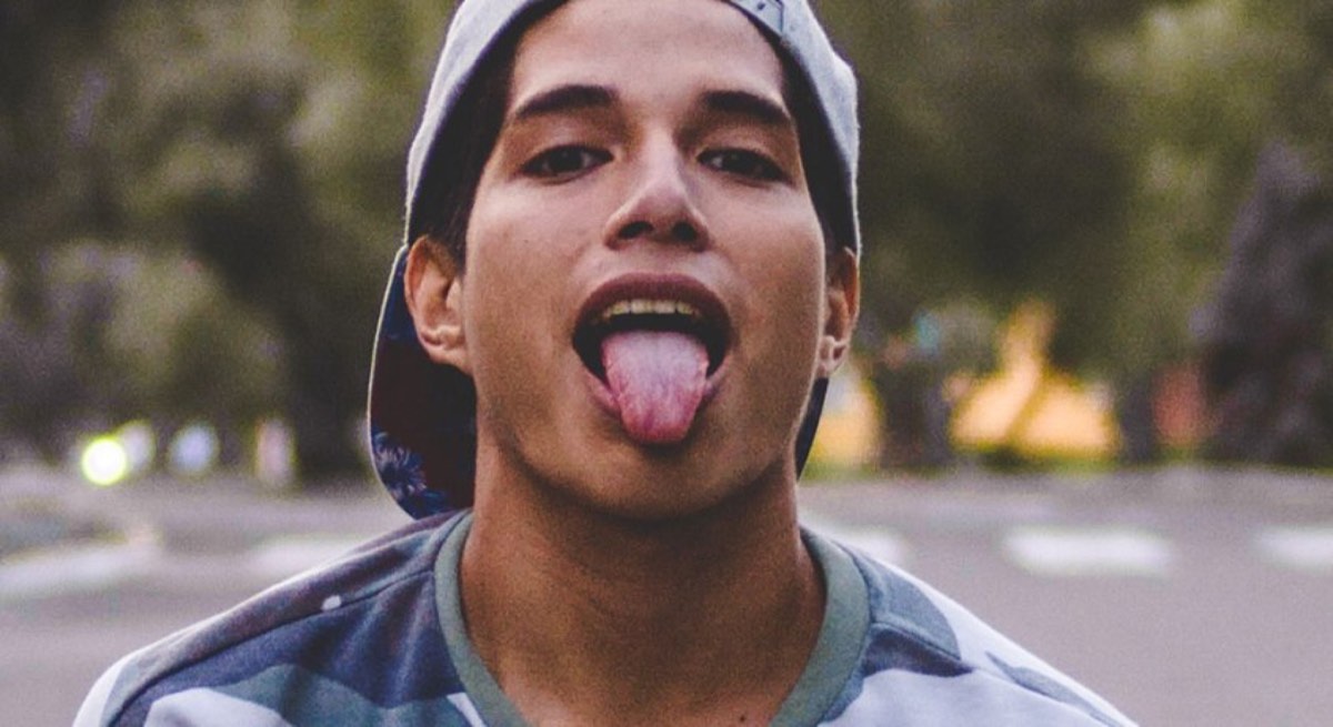 A man wearing a white hat stuck out his tongue