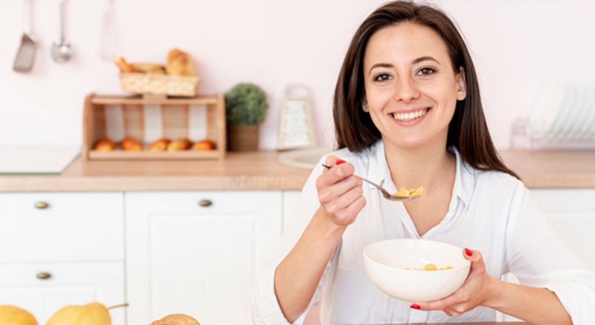 smile woman eating cereals